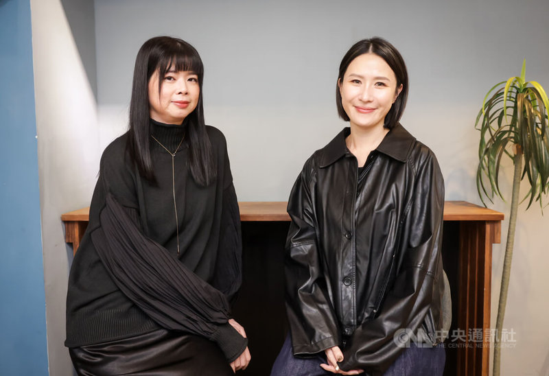 戲劇「如果我不曾見過太陽」由製作人麻怡婷（右）和編劇林欣慧（左）共同合作，她們接受中央社專訪提及，戲劇赤裸點出家庭失能、性侵等社會議題，希望可以喚起社會關注，進而找到解決方法，讓受害者不孤獨無助。中央社記者裴禛攝　114年12月18日