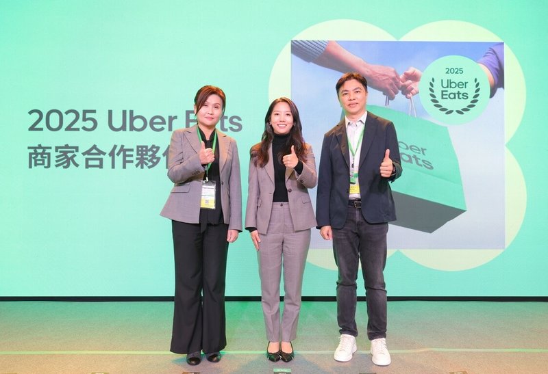 Uber Eats商家合作夥伴獎18日登場，左至右為台北市產發局副局長吳欣珮、Uber Eats台灣總經理李佳穎、台北市網路平台外送員職業工會鄭力嘉。（Uber Eats提供）中央社記者江明晏傳真　114年12月18日