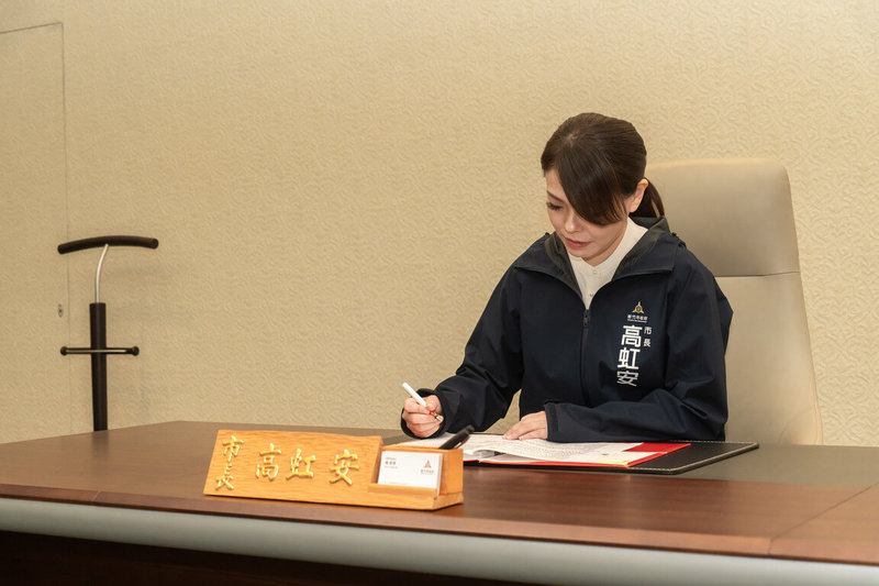 新竹市長高虹安18日復職後簽署首份公文，以內政部警政署所提「勤務繁重加成」修正方案同意調整新竹市警察福利；另也核定調升消防人員危險職務加給，盼紓解勤務壓力，待中央修法後即可生效。（新竹市政府提供）中央社記者魯鋼駿傳真　114年12月18日