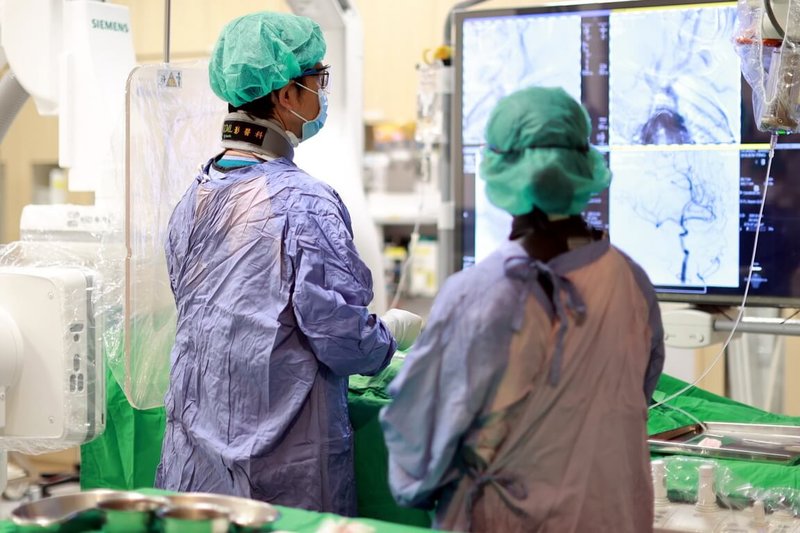 新北市亞東醫院18日表示,日前在「2025年品質認證」獲頒6項認證;其中,腦中風團隊結合智慧醫療與區域聯防,成為新北中風救治樞紐。(亞東醫院提供)中央社記者黃旭昇新北傳真 114年12月18日