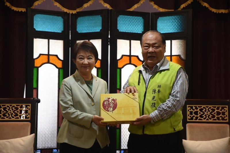 澎湖縣長陳光復（右）18日率縣府團隊前往台中市取經，盼未來將澎湖打造成兼顧民生、產業與環境的智慧島嶼，獲台中市長盧秀燕（左）親自接待。（澎湖縣政府提供）中央社　114年12月18日