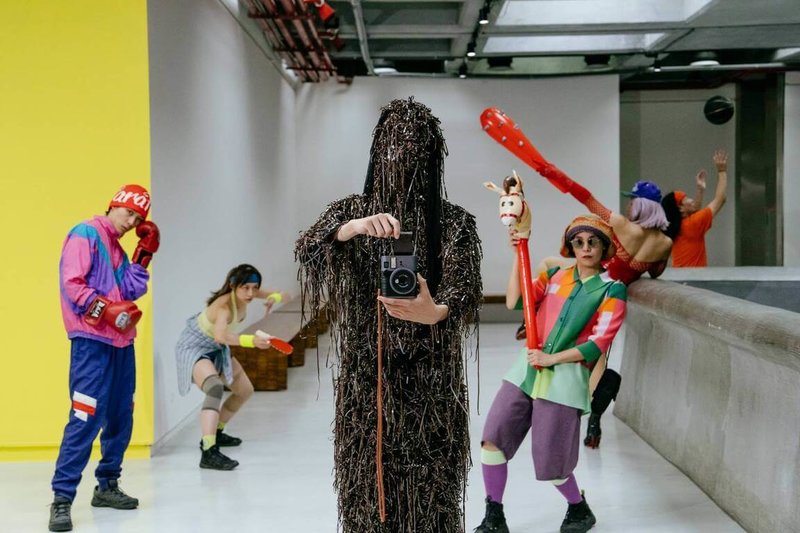 台北市立美術館20日將舉辦2025北美館日，並邀請團隊「小事製作」策劃「來串門子–大合照」活動，將邀請20名觀眾成為共創者，藉由手持拍立得相機自由遊走、拍攝自身所見的當下情景，讓浮貼於牆面的照片成為與空間相遇的證明。（北美館提供）中央社記者王寶兒傳真　114年12月18日