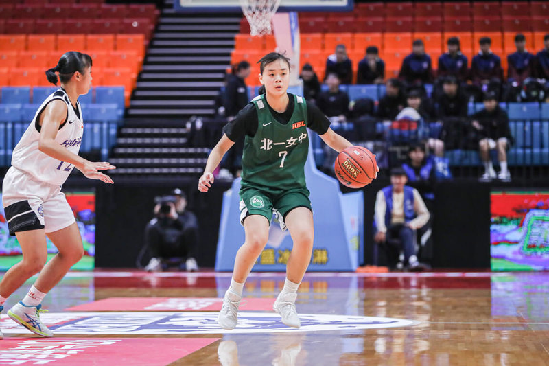 114學年度高中籃球聯賽HBL女子組預賽18日正式點燃戰火，尋求3連霸的北一女中在陳柔安（持球者）攻下全場最高16分帶領下，搭配章宸語貢獻15分、13籃板，終場以118比64輕取從資格賽出線的忠明高中，為新賽季開出紅盤。（高中體總提供）中央社記者陳容琛傳真 114年12月18日