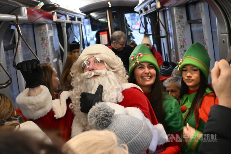 耶誕節將至，布魯塞爾的耶誕老人搭上路面電車，與乘客互動並送上祝福。中央社記者吳柏緯布魯塞爾攝　114年12月18日