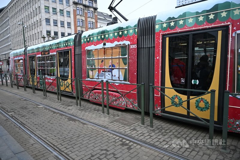 耶誕主題彩繪路面電車行駛在布魯塞爾的街道上,讓節日氛圍大大提升。中央社記者吳柏緯布魯塞爾攝 114年12月18日