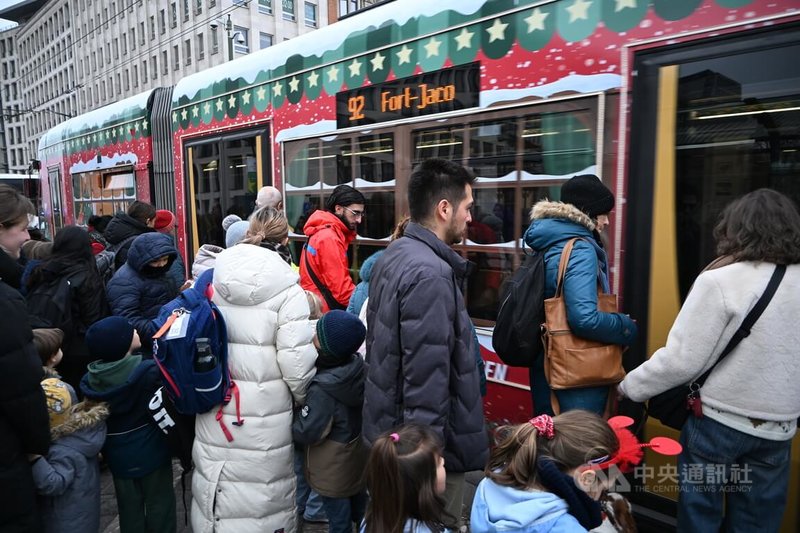 布魯塞爾耶誕列車的話題滿滿,不少父母精心替孩子裝扮,讓他們穿戴滿滿的耶誕元素搭上這班列車。中央社記者吳柏緯布魯塞爾攝 114年12月18日