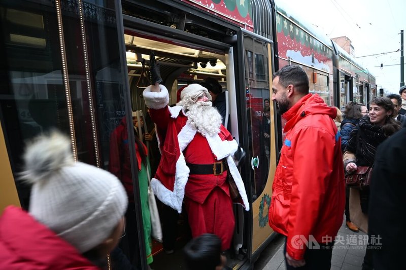 耶誕節將至,布魯塞爾的耶誕老人搭上路面電車與乘客互動,當列車到達停靠站並開門時,耶誕老人會下車向乘客揮手道別。中央社記者吳柏緯布魯塞爾攝 114年12月18日