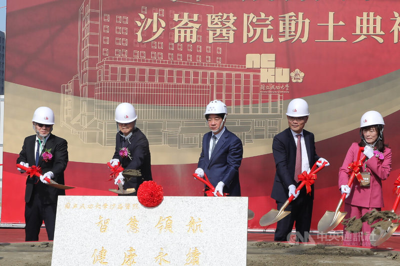 國立成功大學18日在台南市歸仁區舉行成大沙崙醫院動土典禮，總統賴清德（中）等人參與動土儀式。中央社記者楊思瑞攝　114年12月18日
