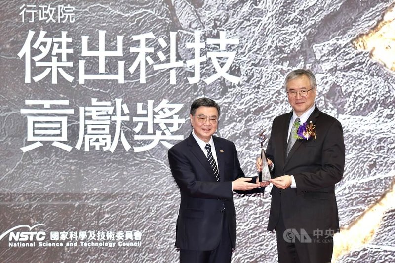 「2025年行政院傑出科技貢獻獎」頒獎典禮18日下午舉行，台積電執行副總經理暨共同執行長米玉傑（右）獲獎，由行政院長卓榮泰（左）親自表揚。中央社記者王飛華攝　114年12月18日