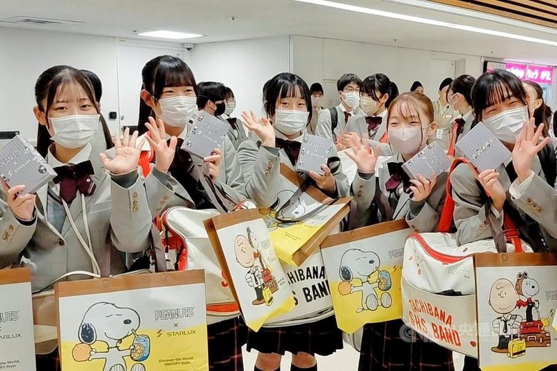 日本京都橘高校吹奏樂部18日下午搭機抵台，學生代表在桃園國際機場受訪時透露，這次為台灣演出特別準備5首新曲目，要眾人拭目以待。中央社記者吳睿騏桃園機場攝　114年12月18日