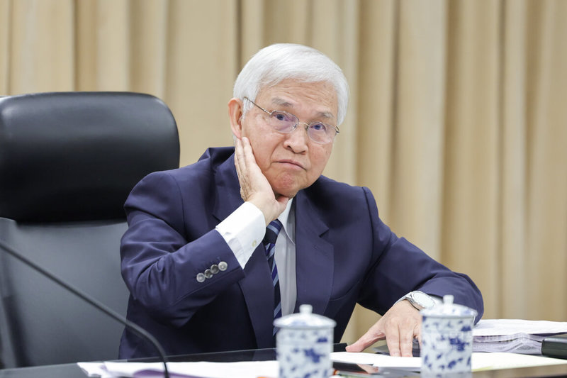 針對媒體關切中央銀行對於新青安、新青安2.0的態度，央行總裁楊金龍（圖）18日坦言，新青安有好的一面，也有不好的一面，「太寬鬆就是不好」，央行處理新青安的代價「我承認也算高」。中央社記者裴禛攝　114年12月18日