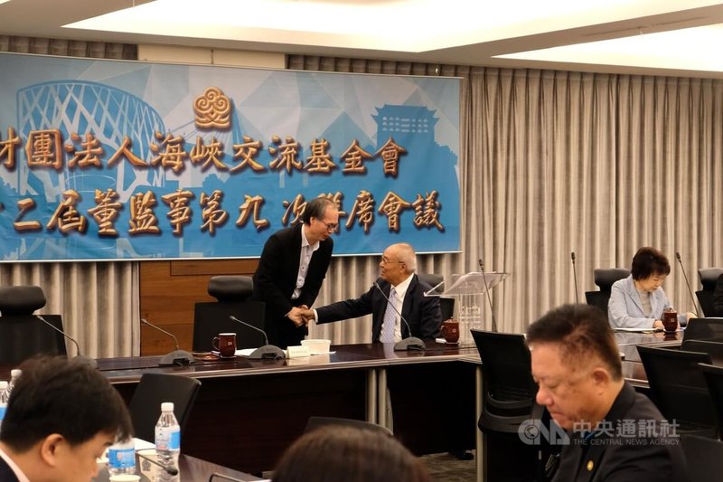 海基會董事長吳豊山18日在第12屆董監事第9次聯席會議上宣布辭職，任內曾致力於推動兩岸對話。因體貼總統人事安排，欣然同意讓賢。吳豊山為圖中間靠右者。中央社記者廖文綺攝　114年12月18日