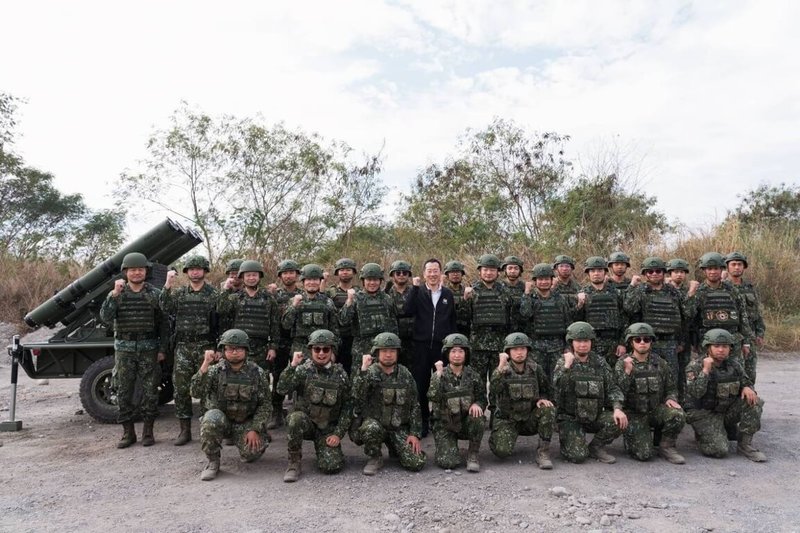 國防部長顧立雄18日視導Altius-600M攻擊型無人機實彈射擊，並與官兵合影。（國防部提供）中央社記者吳書緯傳真　114年12月18日