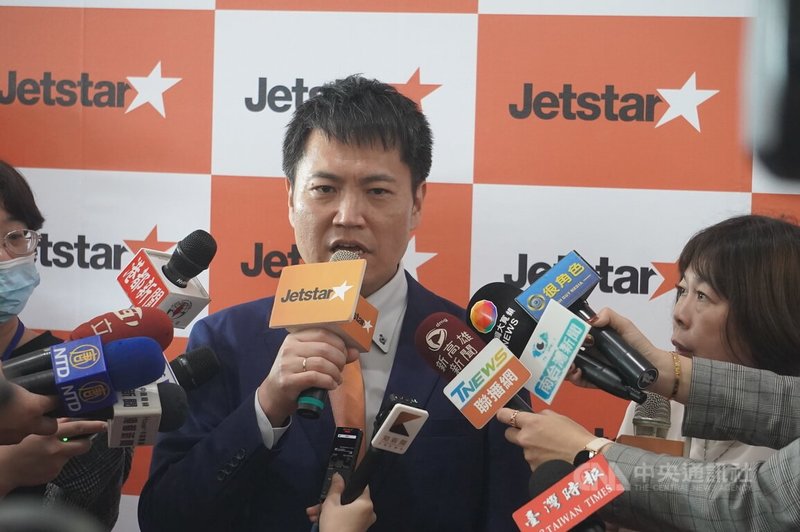 捷星日本航空開通「高雄-東京(成田)」直飛航線,18日舉辦首航慶祝典禮,捷星日本航空社長田中正和(中)出席並受訪,歡迎台灣旅客到日本旅遊。中央社記者董俊志攝 114年12月18日