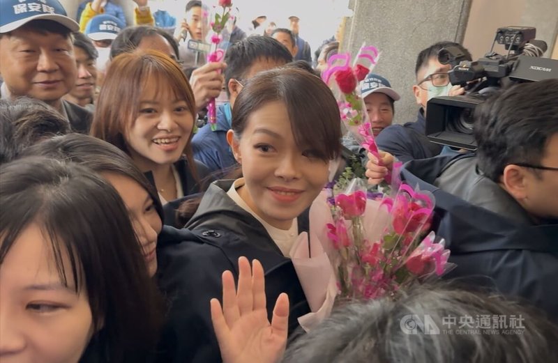 因案停職約1年多的新竹市長高虹安（中），18日回到新竹市政府上班，在支持者簇擁下進入市府。中央社記者魯鋼駿攝 114年12月18日