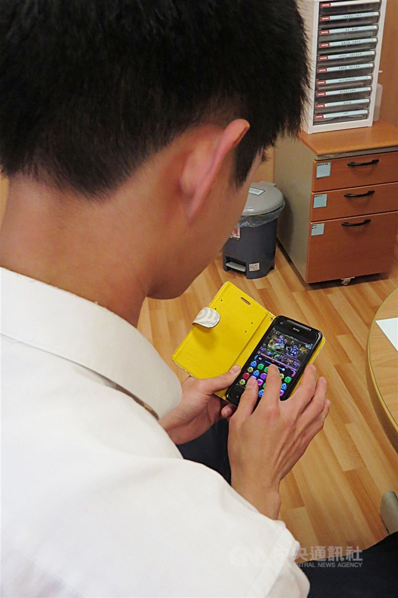 網路成癮是現代文明病，國衛院成功開發腦波檢測，結合機器學習，從大腦變化早期預警網癮風險，準確率達86%。示意圖非當事人。(中央社檔案照片)