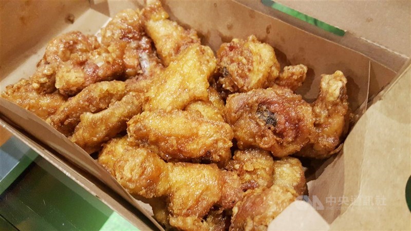 火鍋、炸物、甜點等是聚餐常見選項，高脂飲食加上天氣轉冷，醫師提醒，心血管死亡率恐高出32%。（中央社檔案照片）