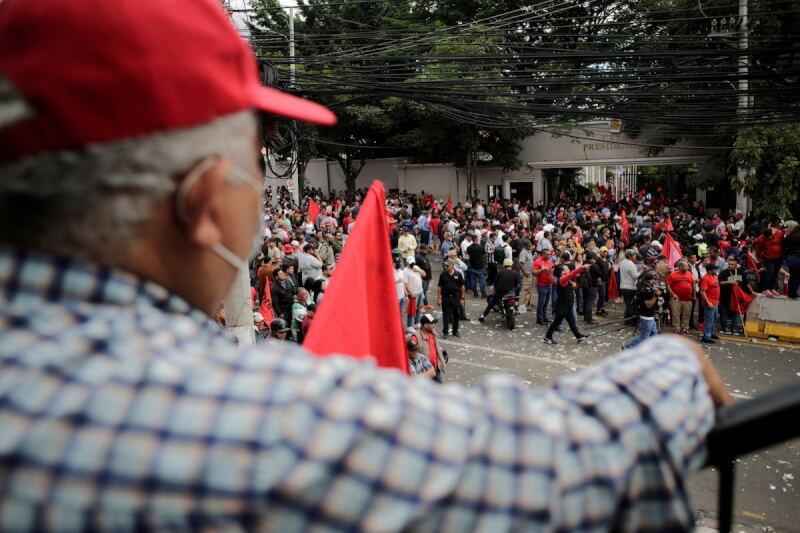 宏都拉斯即將卸任的左翼執政黨支持者17日在首都德古西加巴發動示威。（路透社）