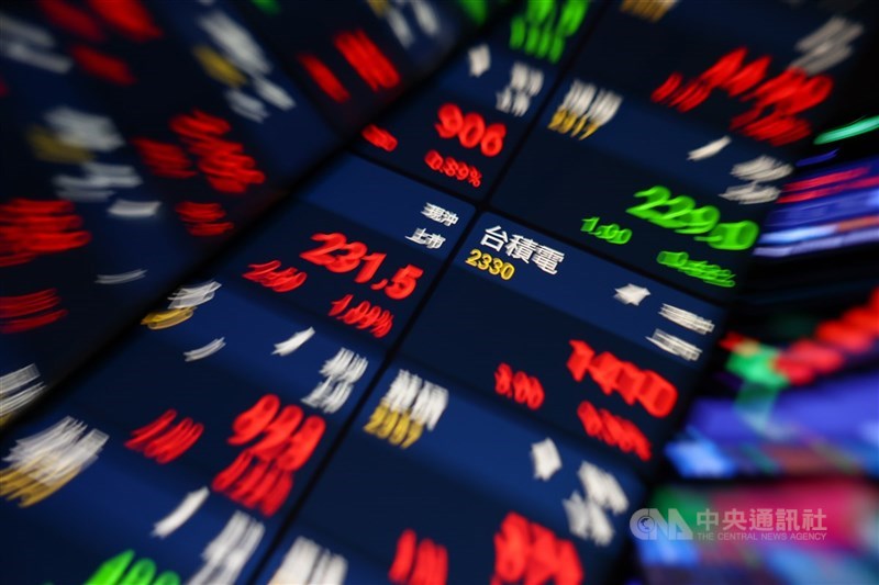 台股11月震盪下跌606.87點或2.15%。（中央社檔案照片）