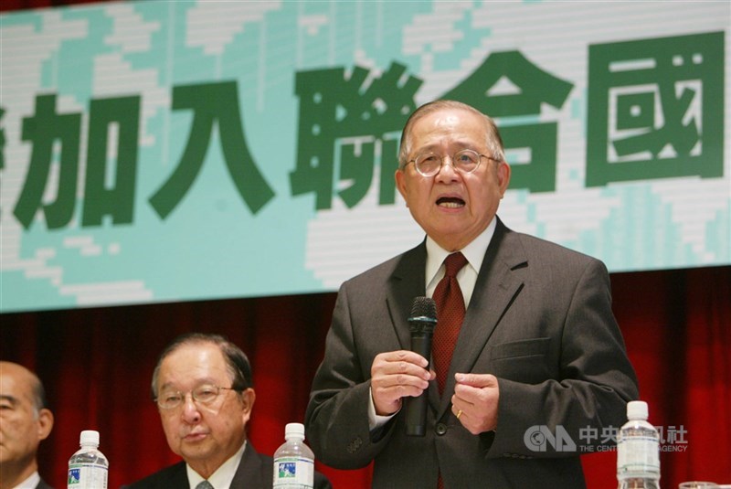 圖為台灣新世紀文教基金會創辦人陳隆志（立者）。（中央社檔案照片）