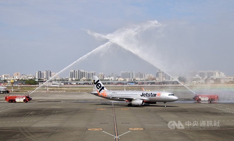 捷星日本航空看好高雄發展,18日開通「高雄-東京(成田)」直飛航線,採用空中巴士A320型客機執飛,高雄機場特以水門禮慶祝新航線開通。中央社記者董俊志攝 114年12月18日