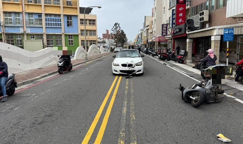 澎湖縣馬公市三多路與光復路口18日發生自小客車擦撞機車事故，還波及路旁多部停放機車，80歲的吳陳姓老婦人遭撞倒後傷重送醫不治，肇事原因正由警方調查釐清。（馬公分局提供）中央社  114年12月18日