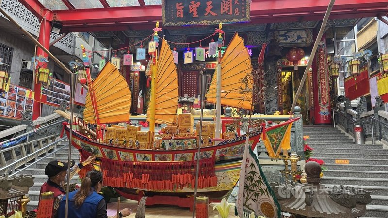 宜蘭八重山西關廟在屏東東港東隆宮協助下，打造長近3公尺、高約2.3公尺、重達200多公斤王船，18日首度亮相，預計27日遶境祈福。中央社記者沈如峰宜蘭縣攝　114年12月18日