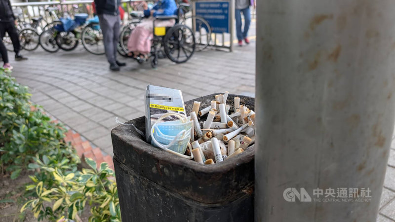 儘管民眾對醫院內不能抽菸普遍有共識,但戶外空間卻未有全面性規範。醫界人士指出,相信很多人都會看見,不少醫院會派義工巡邏、舉牌勸導醫院人行道不能抽菸,但這些場所的戶外延伸空間往往成為菸害的「搖滾區」。中央社記者曾以寧攝 114年12月18日