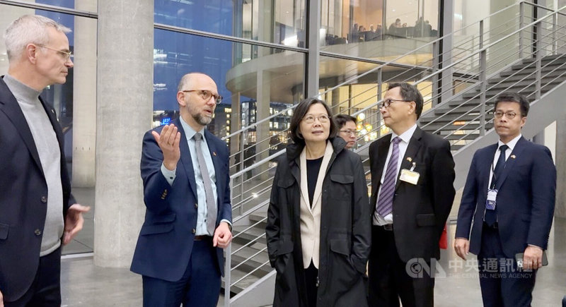 前總統蔡英文11月訪德期間,徐德分代表德國國會友台小組邀請蔡英文赴國會大廈,向台灣卸任元首介紹德國歷史與憲政精神,攝於11月10日。中央社記者林尚縈柏林攝 114年12月18日