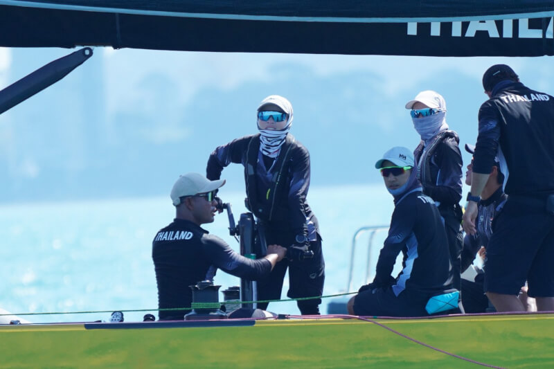 泰國王后蘇堤達（左2）在比賽中擔任戰術負責人與掌舵手。（圖取自網頁royaloffice.th）