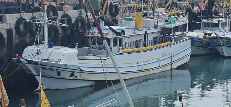 「鳥意勝88號」漁船於民國113年總統大選期間被查獲企圖走私運送逾新台幣10億元毒品被扣押，澎湖地檢署18日進行拍賣，最後以新台幣24萬5000元拍定。（澎湖地檢署提供）中央社　114年12月18日