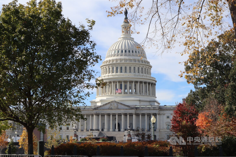 美國聯邦參議院17日通過參、眾兩院妥協版「國防授權法案」，將送交總統川普簽署。圖為美國國會大廈。（中央社檔案照片）