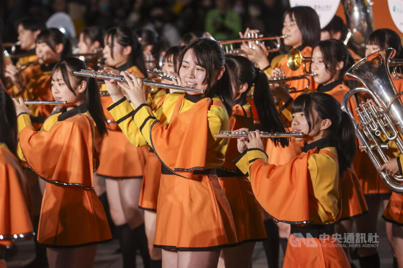 中華文化總會舉辦「2025台灣遠征–吹響友誼,舞動青春」系列活動,再度邀請有「橘色惡魔」之稱的日本京都橘高校吹奏樂部訪台演出,在台北中山堂廣場帶來多首樂曲,展現十足青春活力。中央社記者鄭清元攝 114年12月18日