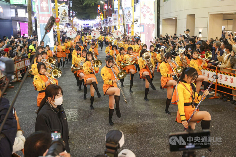 「2025台灣遠征–吹響友誼,舞動青春」系列活動18日晚間在台北西門商圈迎來高潮,有「橘色惡魔」之稱的日本京都橘高校吹奏樂部快閃帶來精彩演出,大批民眾把握機會到場一睹,感受「橘色惡魔」的熱情活力。中央社記者鄭清元攝 114年12月18日