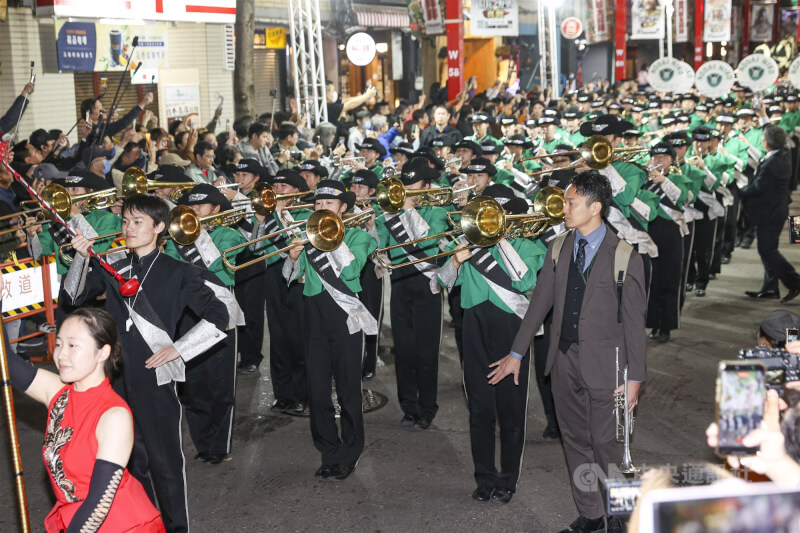 「翡翠騎士」日本東京農業大學第二高等學校吹奏樂部18日晚間快閃台北西門徒步區,帶來精彩的大型行進管樂演出,吸引大批民眾駐足觀賞。中央社記者鄭清元攝 114年12月18日