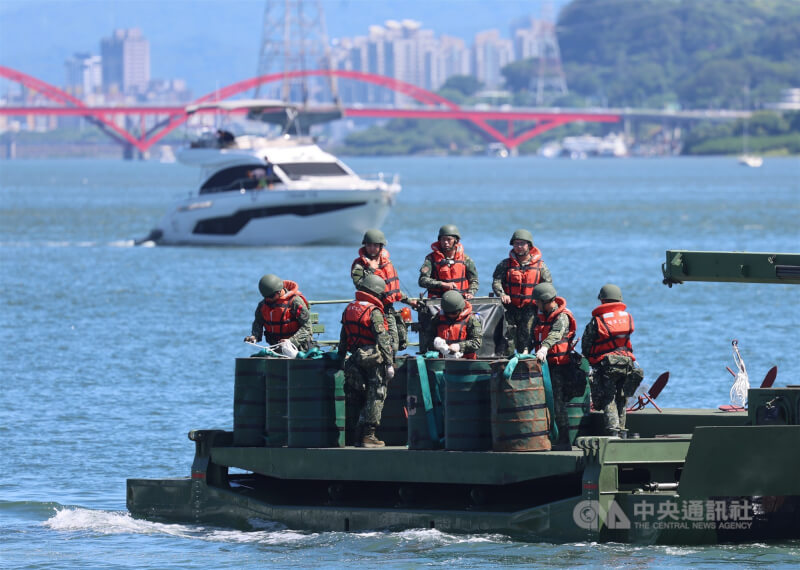 國軍2024年7月舉行漢光40號實兵演習，關渡指揮部河防營在淡水河口進行河防演練。（中央社檔案照片）