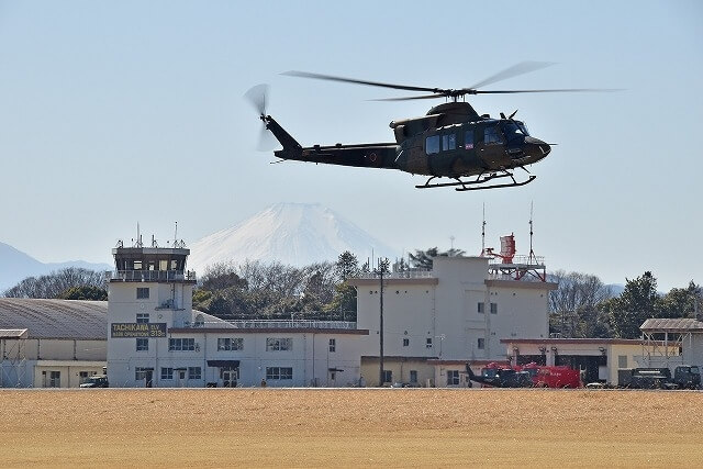 圖為日本陸上自衛隊立川駐屯地UH-2直升機進行飛行訓練。（圖取自x.com/CAMP_TACHIKAWA）