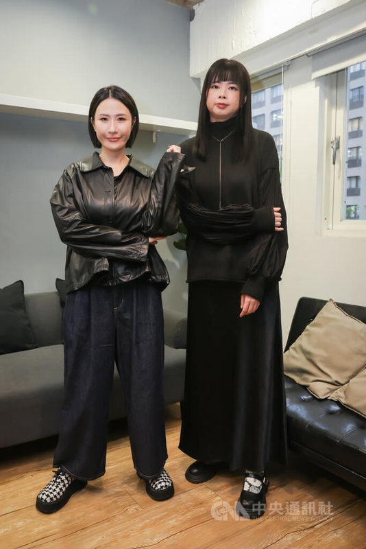 戲劇「如果我不曾見過太陽」由製作人麻怡婷(左)和編劇林欣慧(右)共同合作,林欣慧表示,劇中悲劇大多從「家庭失能」而來,也凸顯出所謂未成年犯罪,「有很多加害者都是跟受害者同樣年紀,要告他們也很難,但受害者卻逃離不了當年的創傷和枷鎖」。中央社記者裴禛攝 114年12月18日