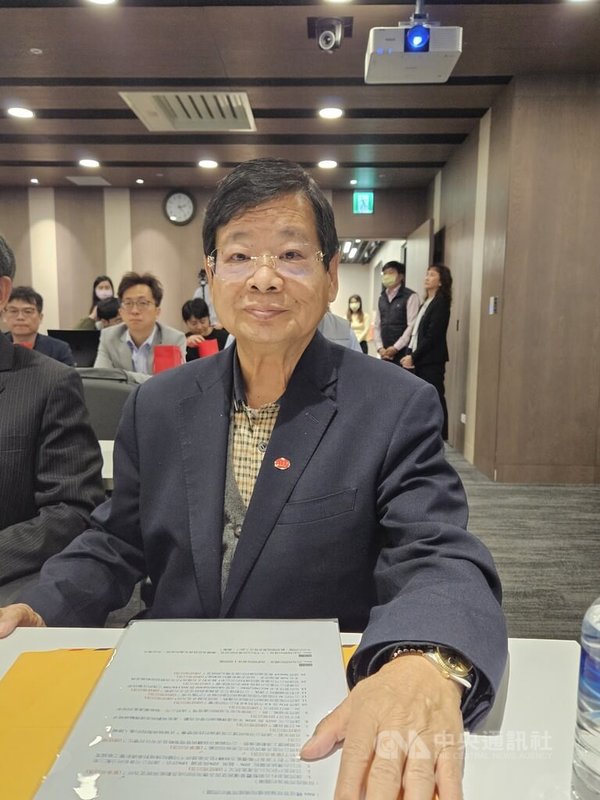 萬泰科董事長張銘烈在法說會中表示，受惠AI與衛星線纜等高毛利率業務動能強勁，萬泰科明年營收成長可期，自己已經等很久，明年萬泰科營收目標一定要挑戰百億元。中央社記者曾仁凱攝　114年12月18日