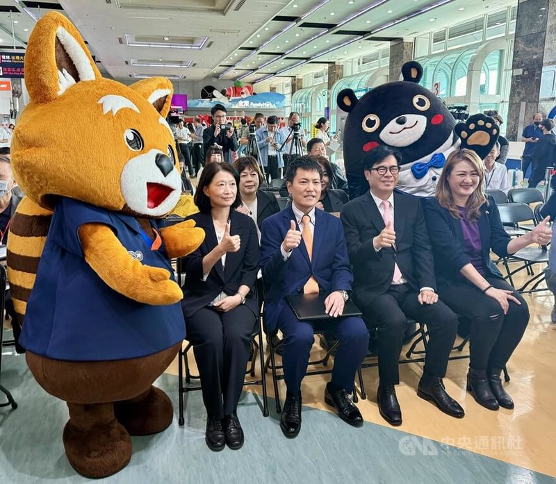 捷星日本航空18日首航高雄–東京(成田)航線,並舉辦首航慶祝典禮,包含高雄市長陳其邁(前右2)、捷星日本航空社長田中正和(前右3)等出席。中央社記者董俊志攝 114年12月18日