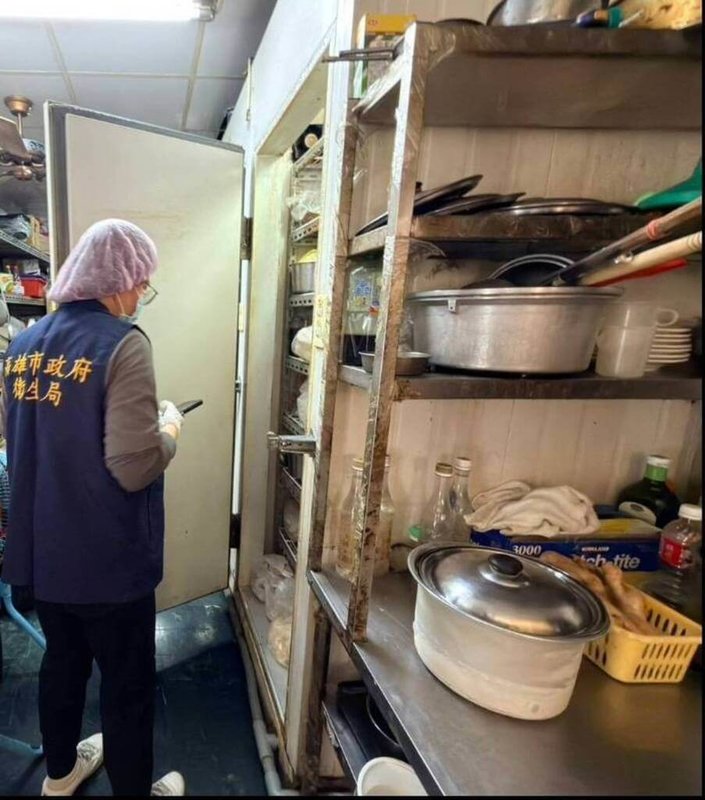 高雄市苓雅區某知名小吃店被拍下員工一邊抽菸一邊處理食材畫面，衛生局18日獲報到場稽查，業者坦承影片內容屬實將開罰，同時也發現店內多項缺失，已要求業者限期改善。（高雄市衛生局提供）中央社記者林巧璉傳真　114年12月18日
