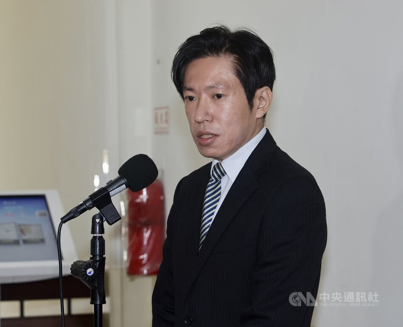 立法院司法及法制委員會18日邀總統府祕書長潘孟安、行政院祕書長張惇涵等人就「不依法副署相關法律責任之追究」進行專題報告，但潘孟安並未出席。張惇涵（圖）會前受訪表示，總統府除預算案及相關法律案外，不到立法院備詢，這也符合憲法相關規定。中央社記者張皓安攝　114年12月18日