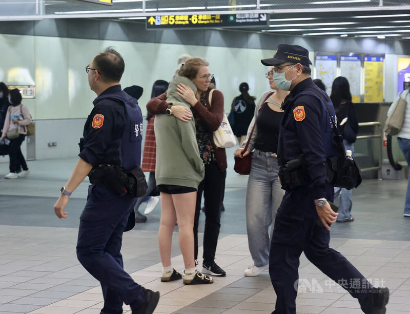 台北車站及捷運中山站周遭19日晚間發生隨機傷人事件後，警方巡視捷運站內情形。中央社記者張皓安攝　114年12月19日