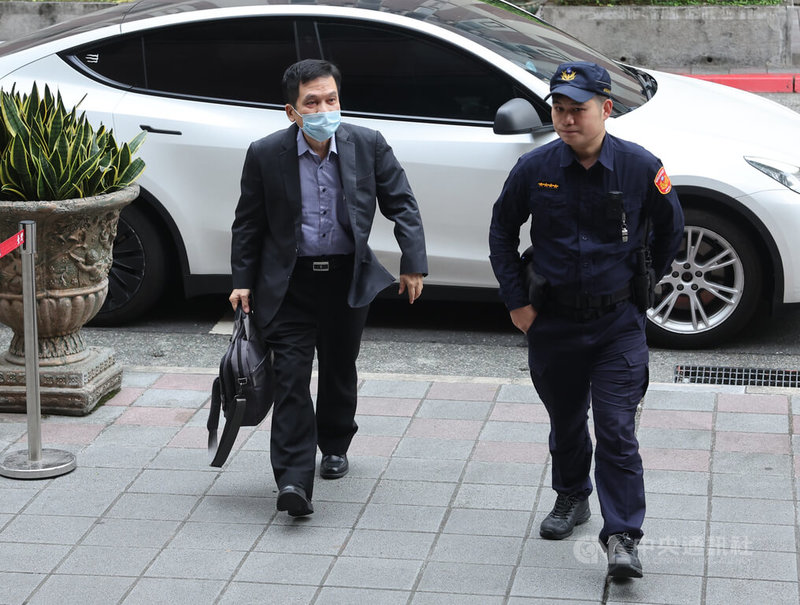 台北地院審理京華城案，19日繼續進行言詞辯論程序，前台北市都發局長黃景茂（左）出庭答辯。中央社記者趙世勳攝　114年12月19日