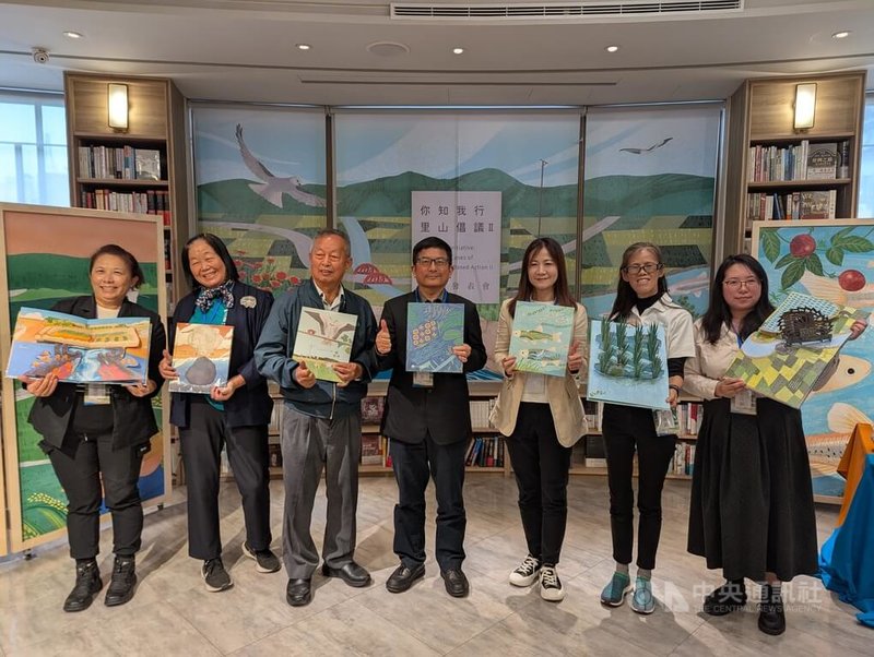 農業部農村發展及水土保持署19日在台中發表「你知我行．里山倡議」繪本第2輯，副署長蘇茂祥（中）邀社區代表拿起繪本說故事，分享相關歷程。中央社記者蘇木春攝　114年12月19日