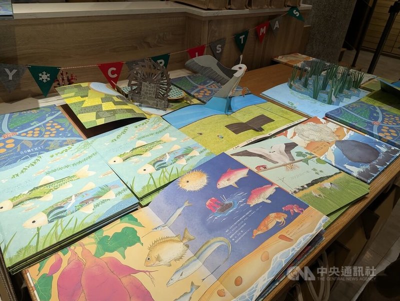 農業部農村發展及水土保持署19日在台中發表「你知我行．里山倡議」繪本第2輯，內容結合簡潔感性文字、手感插畫美學，以中文、日文與英文版本發行，盼讀者透過社區居民真實故事，全面領會里山倡議永續精神。中央社記者蘇木春攝　114年12月19日