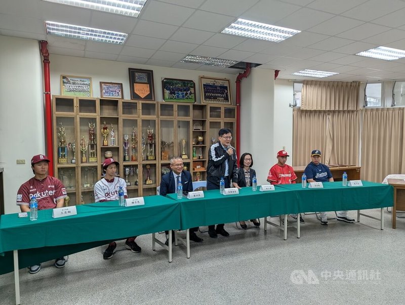 中華職棒選秀新星鍾亦恩（左2）、吳承皓（右2）、焦子杰（右）、王奕翔（左）19日回到母校台中市西苑高中，教育部次長張廖萬堅（中）表示，他們結伴捐款回饋母校，精神實屬難得。中央社記者蘇木春攝　114年12月19日