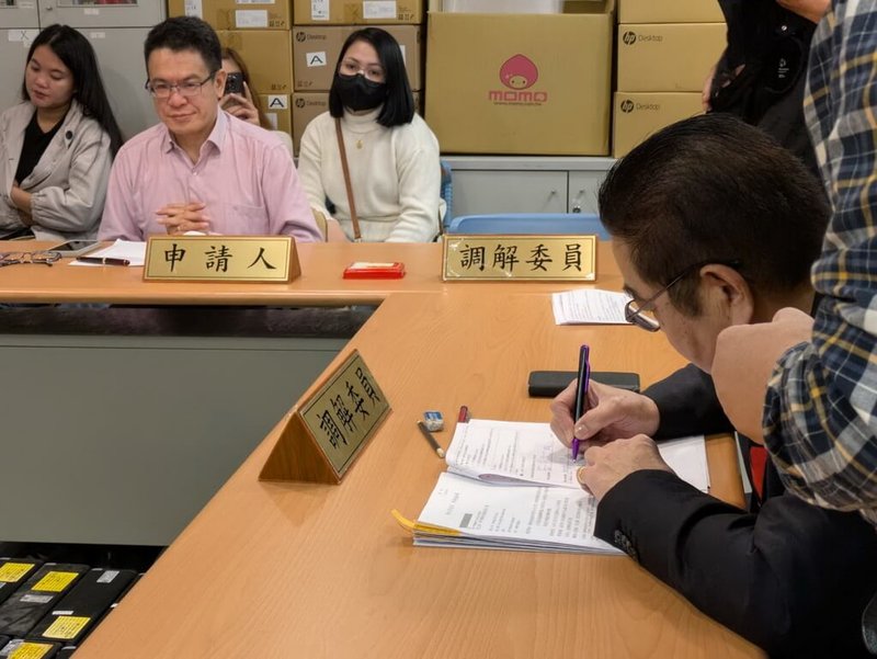 生醫公司泰博科技遭工會指控侵犯移工勞權，經新北市勞工局3次調解，18日調解成立，達成3點共識。圖為泰博工會祕書長汪英達（左，粉色衣者）出席會議。（泰博工會提供）中央社記者曹亞沿傳真　114年12月19日