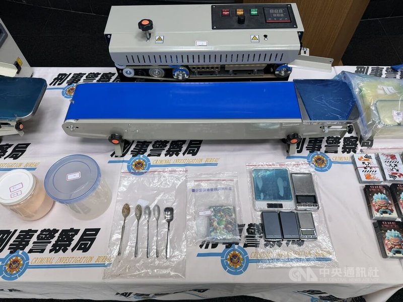 李姓男子租下台中1處大樓住宅設置毒咖啡包製造所，並吸收少年販賣牟利，案經刑事局循線將涉案3人逮捕，並查扣毒咖啡包、製造器具等證物。（翻攝照片）中央社記者蘇木春傳真　114年12月19日