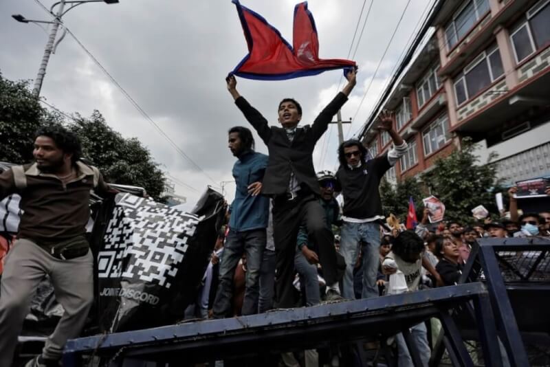 尼泊爾數千名年輕人9月8日走上首都加德滿都街頭,要求當局解除社群媒體禁令與終結國內蔓延的貪腐文化。(路透社)